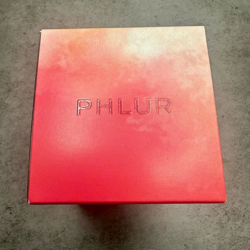PHLUR Currant Crush Candle + FREE Sample Perfume - Picture 3 of 8
